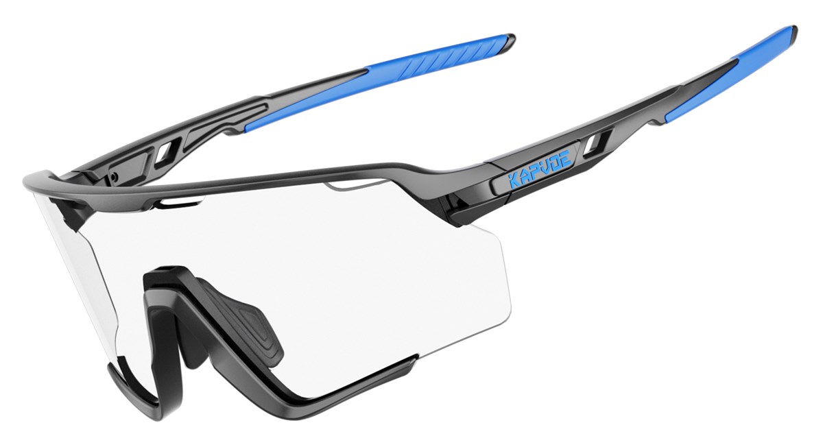 Óculos esportivo Aurora fotocromático, versão Preto e Fumê, com a lente clara